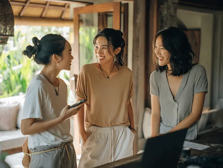 Bali villa staff training and management chart showing hospitality SOPs for guest satisfaction and high review scores